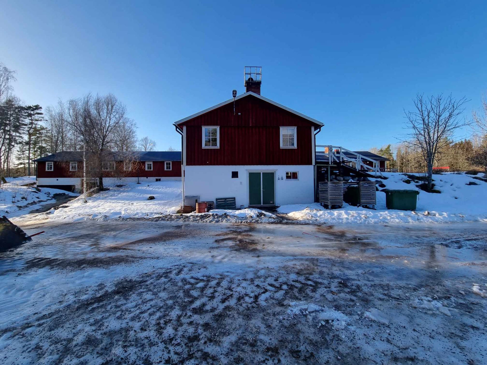 Nedre delen av huvudbyggnaden, ingången till duschar ligger till vänster